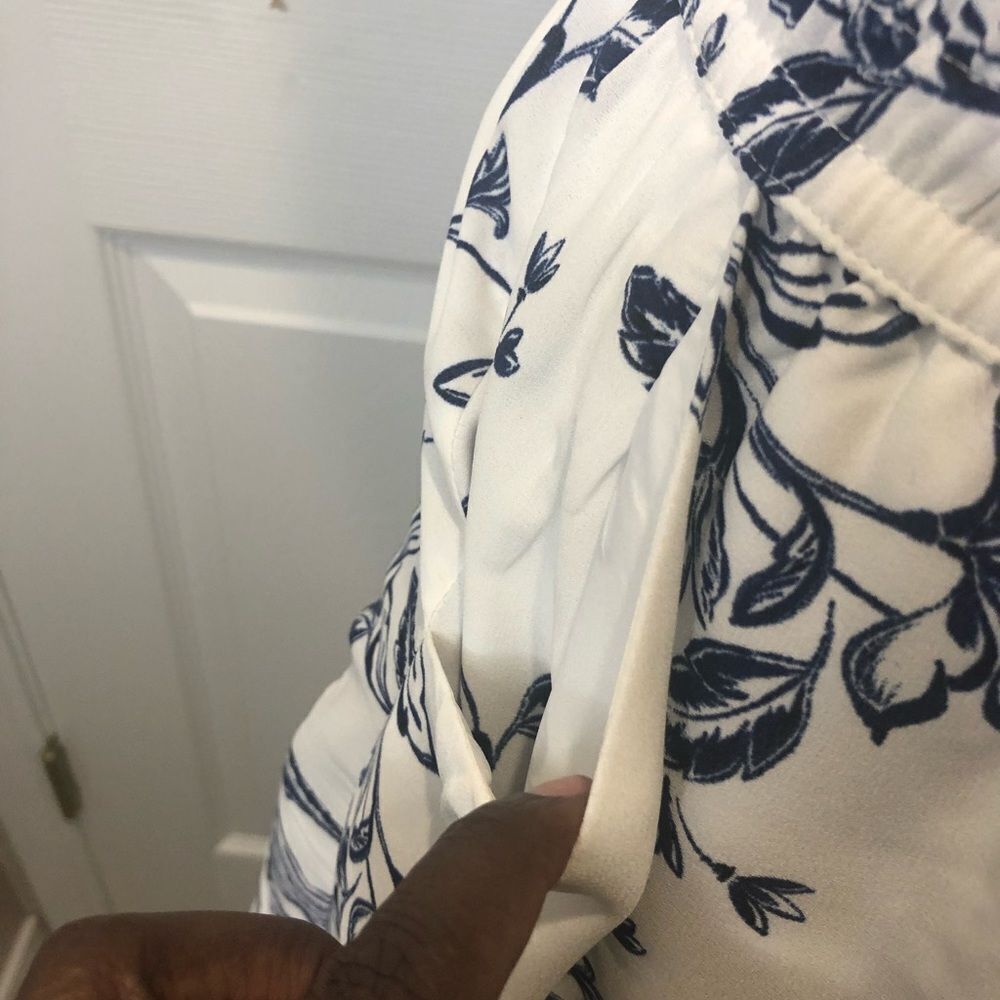St. Tropez West white and blue floral drawstring waist mini skirt, size small - Picture 6 of 8